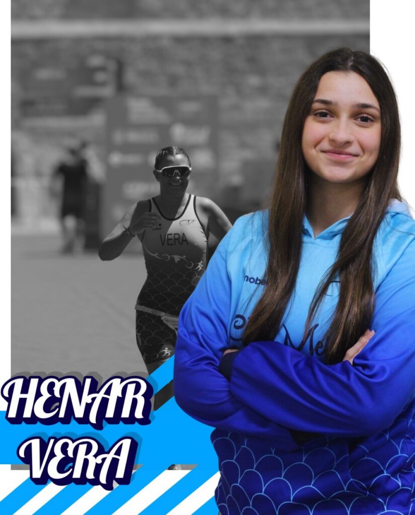 Henar Vera, triatleta del Club Triatlón Melilla, sonriente en su uniforme