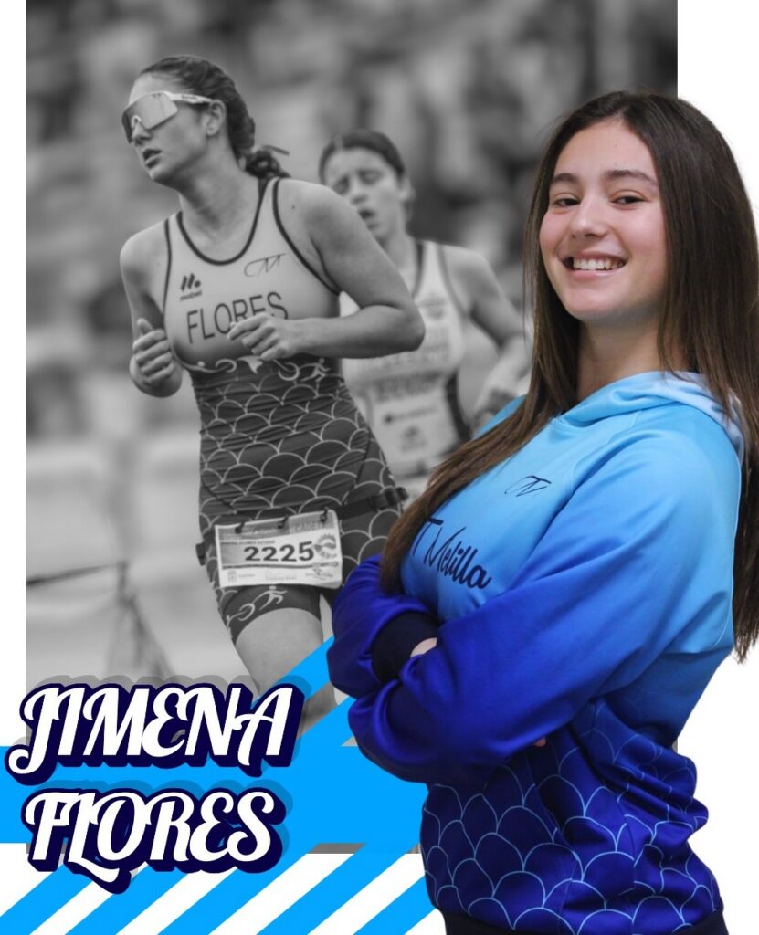 Jimena Flores, triatleta del Club Triatlón Melilla, sonriente y en acción.