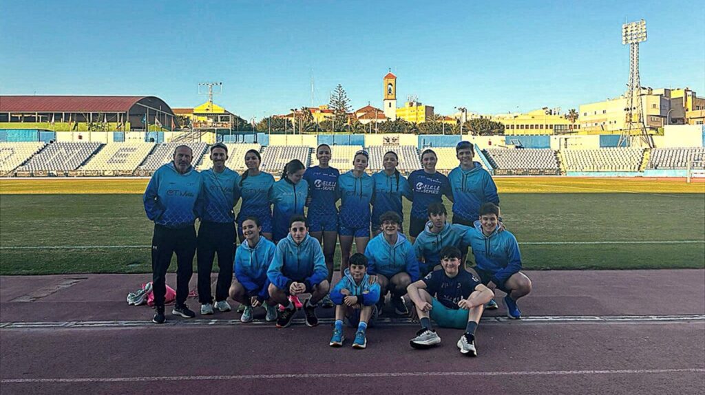 Miembros del Club Triatlón Melilla en el Estadio Municipal Álvarez Claro