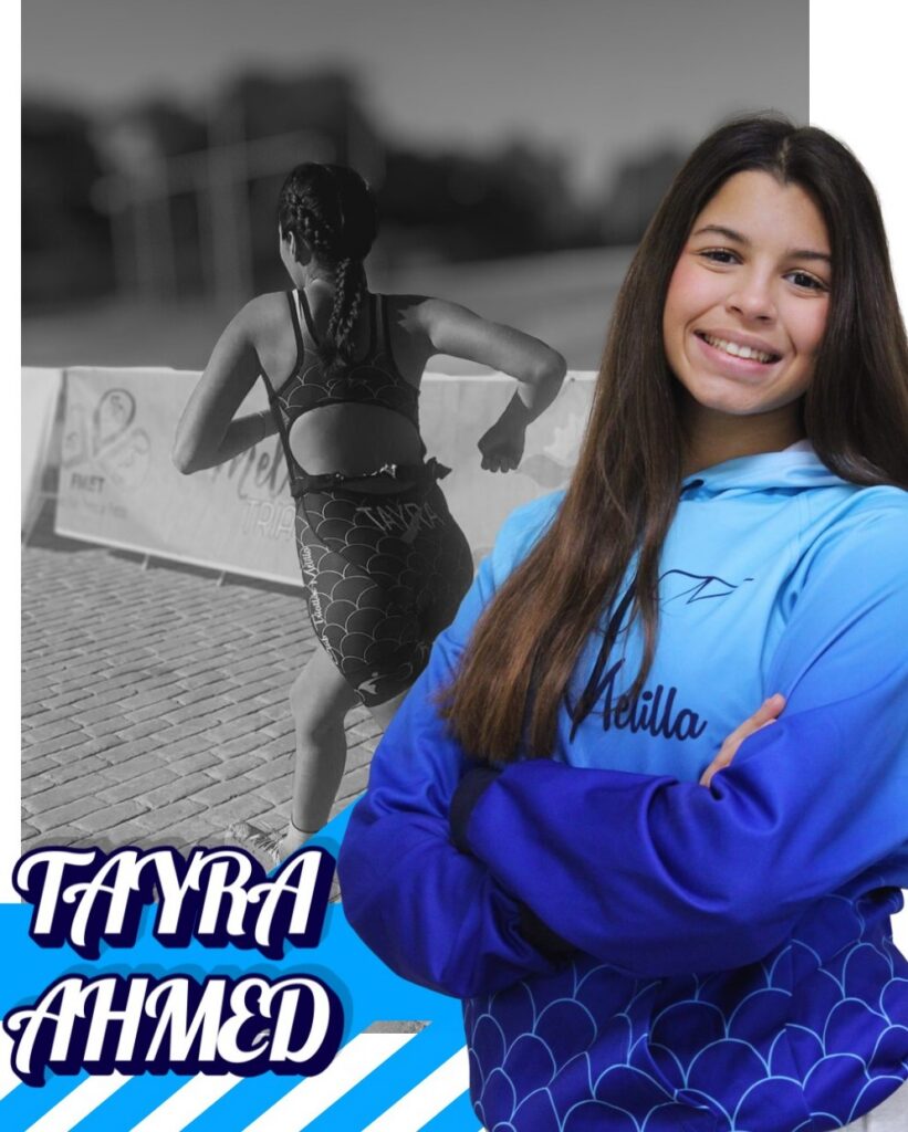 Tayra Ahmed sonriente en su uniforme del Club Triatlón Melilla