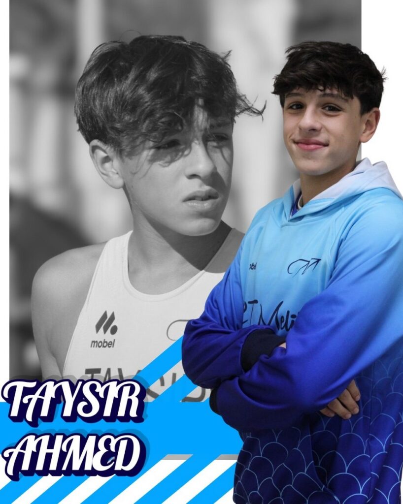 Taysir Ahmed, joven triatleta del Club Triatlón Melilla posando con su uniforme.