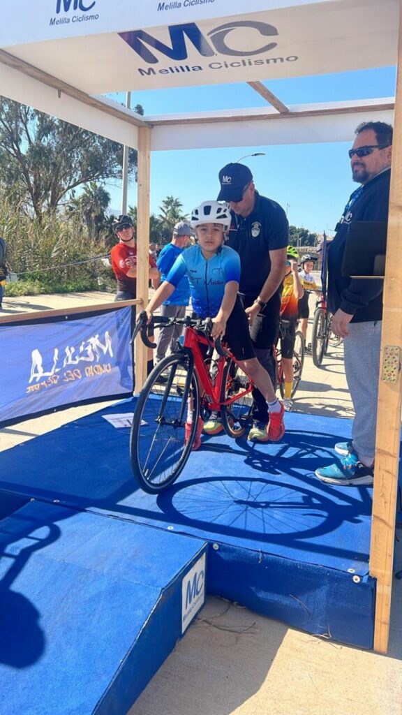 Niño preparado para competir en ciclismo en el Club Triatlón Melilla