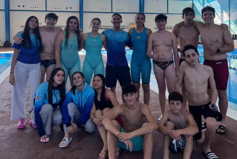 Grupo de triatletas del Club Triatlón Melilla en la piscina