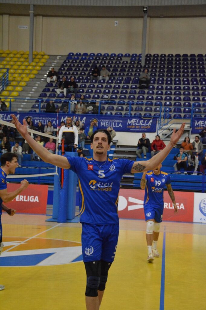 Jugador del Club Voleibol Melilla celebrando una victoria en el partido