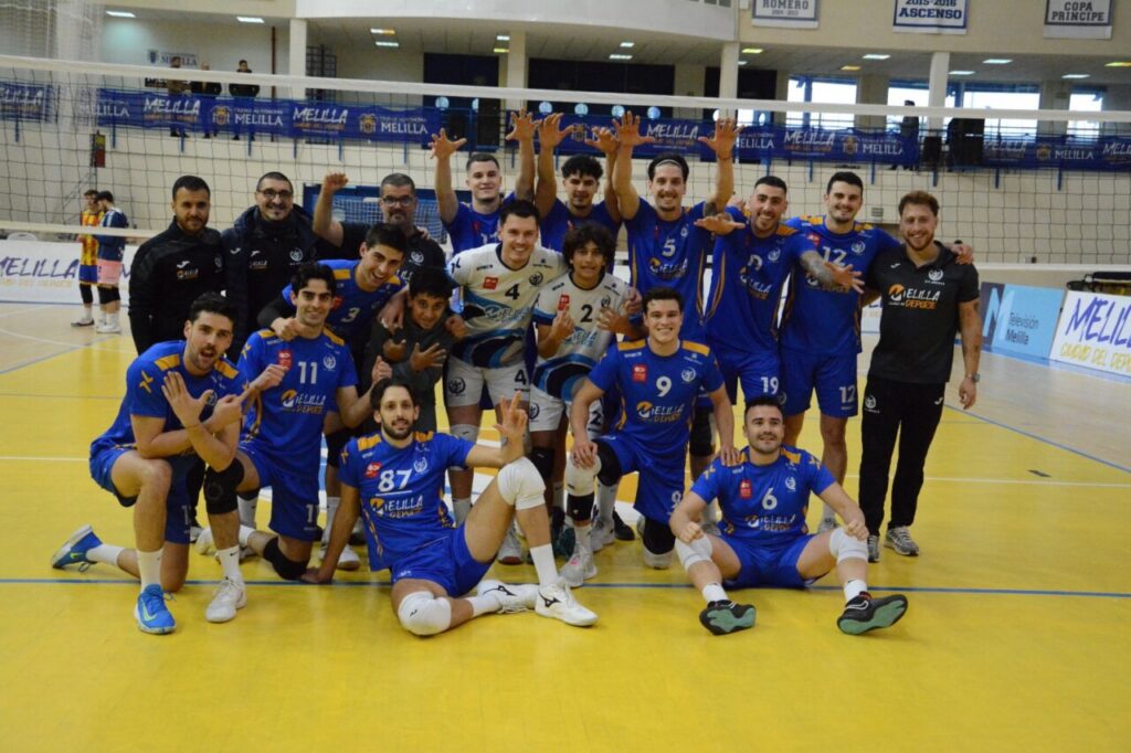 Jugadores del Club Voleibol Melilla celebrando su victoria en el partido