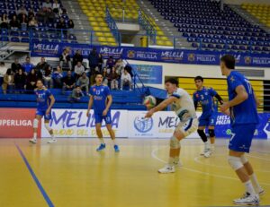 Jugadores del Club Voleibol Melilla durante un partido en el Pabellón de Deportes Javier Imbroda