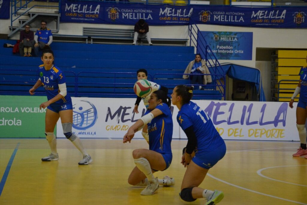 Jugadoras del Club Voleibol Melilla en acción durante un partido