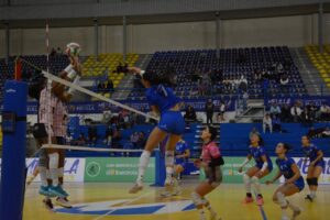 Jugadora del Club Voleibol Melilla saltando para rematar en un partido