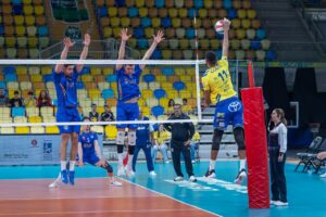 Jugadores del Club Voleibol Melilla en acción durante un partido