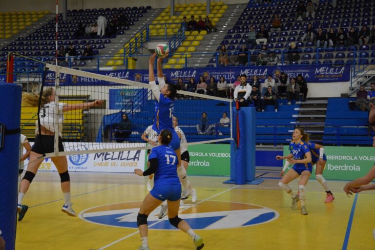 Jugadora del Club Voleibol Melilla saltando para rematar en un partido