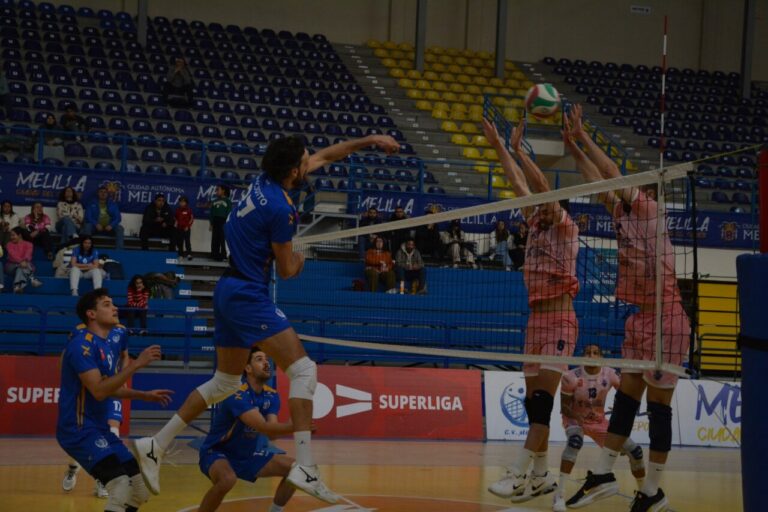 Jugadores del Club Voleibol Melilla en un partido contra Conqueridor Valencia