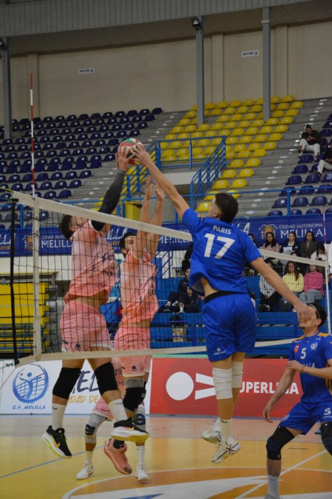Jugadores del Club Voleibol Melilla en acción durante un partido