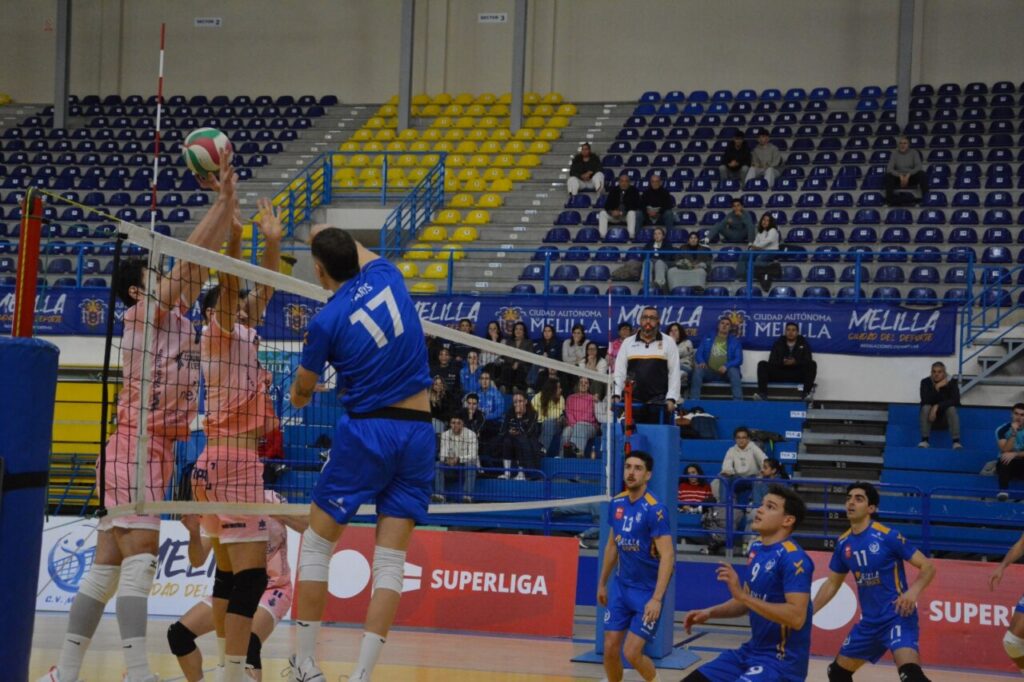 Jugadores del Club Voleibol Melilla en acción durante un partido