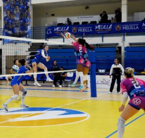 Jugadoras del Club Voleibol Melilla en acción durante un partido