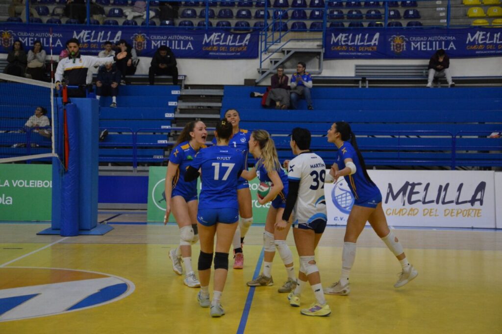 Jugadoras del Club Voleibol Melilla celebrando una victoria en el partido contra C.V. Sayre.