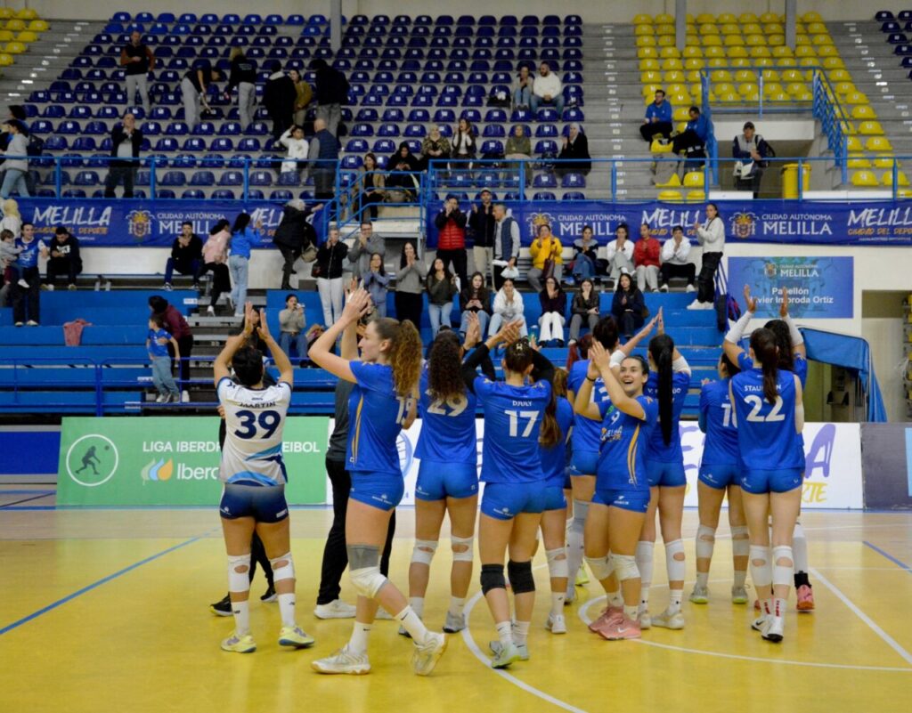 Jugadoras del Club Voleibol Melilla celebrando una victoria en el Pabellón Javier Imbroda