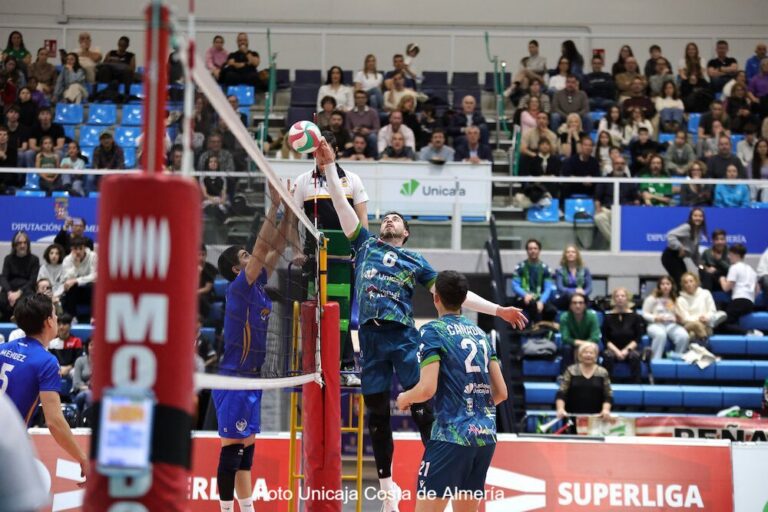 Jugador del Club Voleibol Melilla en acción durante un partido