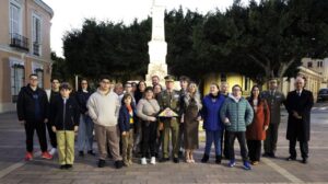 Grupo de personas en ceremonia de entrega de bandera a TEAMA en Melilla