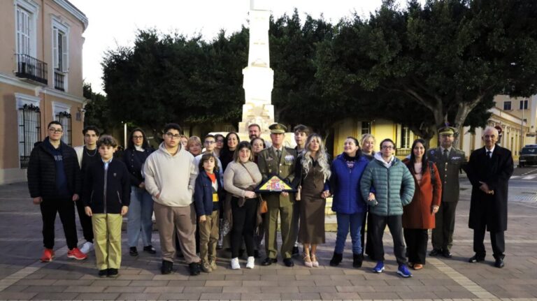 Grupo de personas en ceremonia de entrega de bandera a TEAMA en Melilla