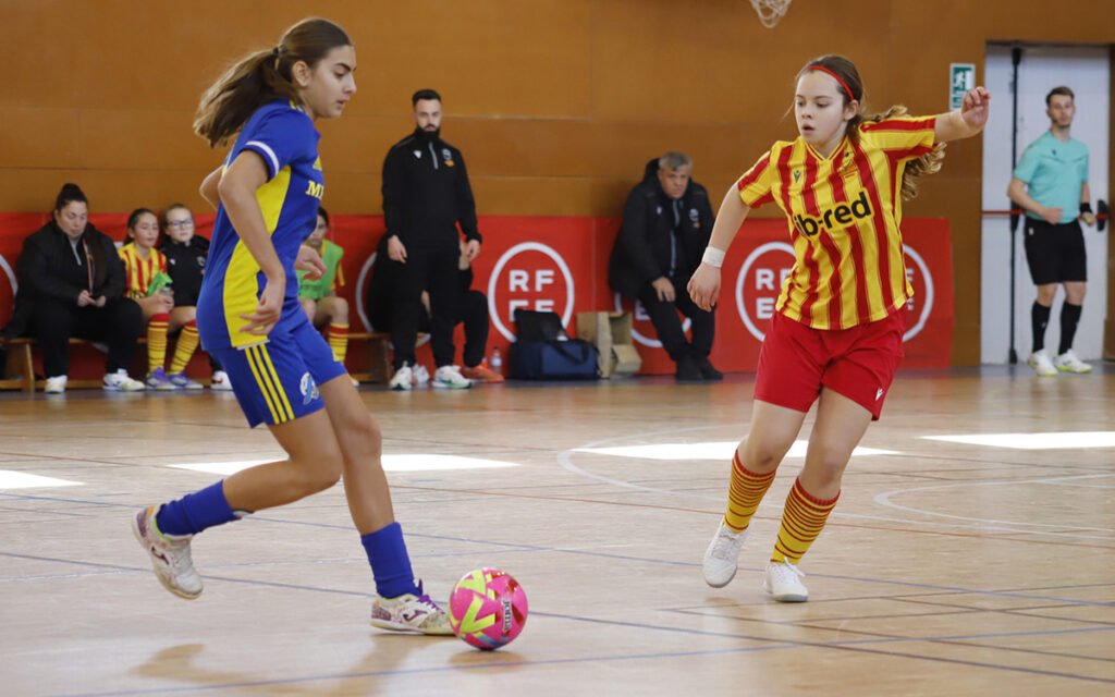 Jugadoras de fútbol sala Sub-14 compitiendo en un partido