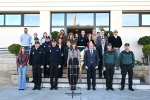 Hombre en conferencia de prensa con micrófonos de diferentes medios