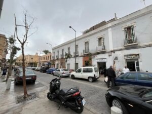 Vista del barrio del Rastro con vehículos y edificios en Melilla