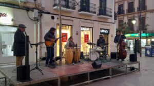 Cuarteto de jazz tocando en el centro de la ciudad durante un concierto