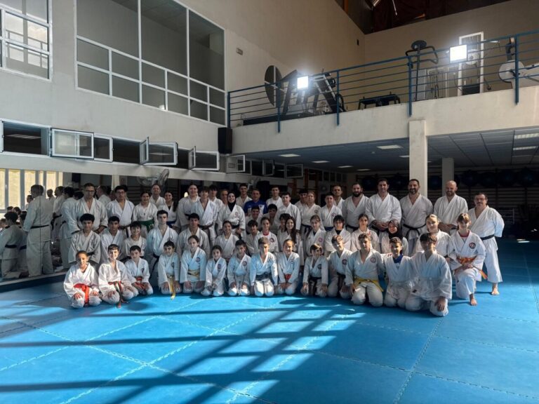 Grupo de karatecas en un curso técnico de Shiai Kumite en Melilla