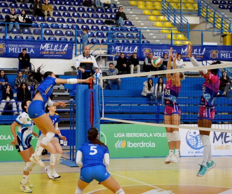 Jugadoras del CV Melilla en acción durante un partido de voleibol