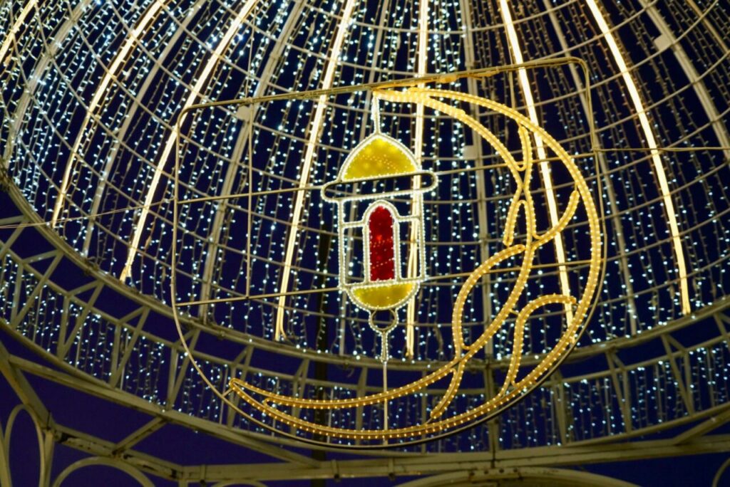 Decoración luminosa en la Mezquita Central de Melilla durante Ramadán