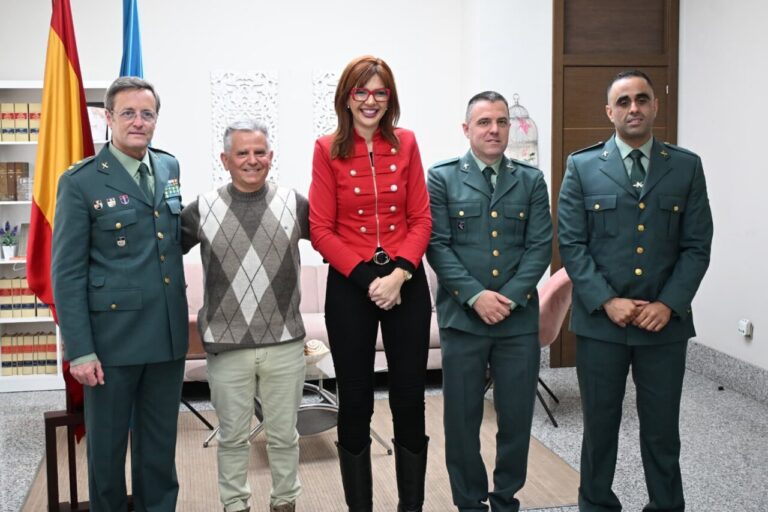 Reunión de la delegación del gobierno con guardias civiles propuestos para medalla