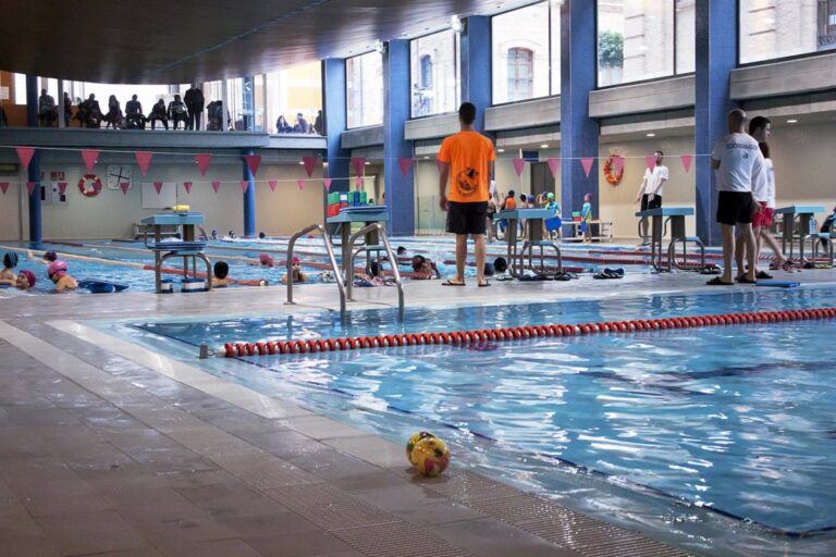 Niños nadando en una piscina durante un evento deportivo