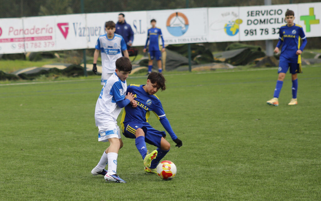 Jugadores de fútbol en un partido entre Melilla y Asturias