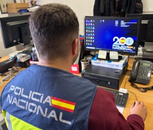 Agente de la Policía Nacional trabajando en su oficina