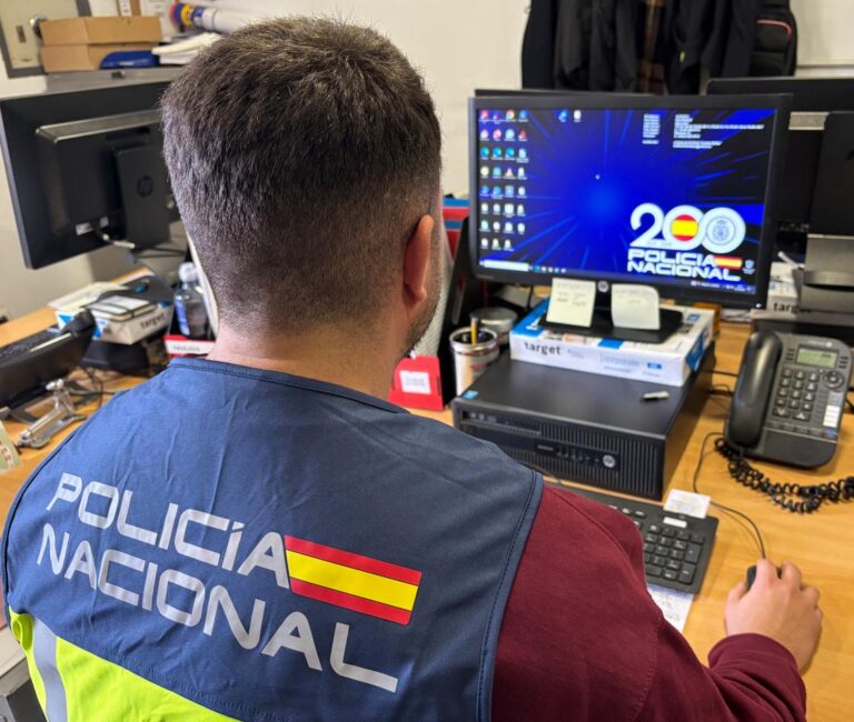 Agente de la Policía Nacional trabajando en su oficina