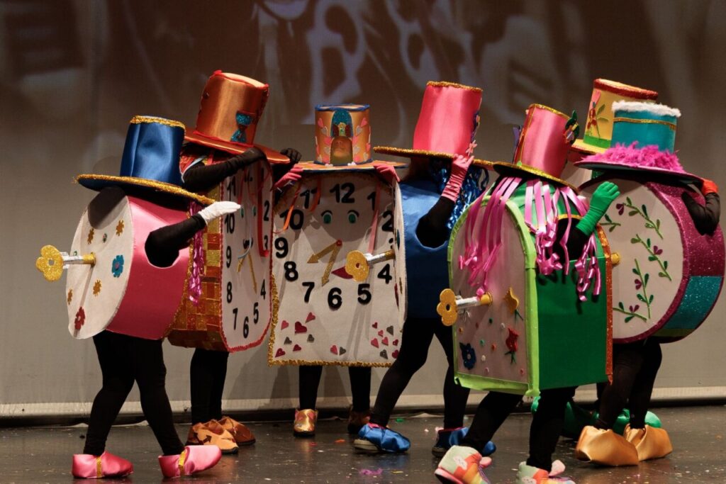 Grupo de personas disfrazadas de relojes en el Carnaval de Melilla 2026