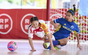 Jugadoras de fútbol sala compiten en un partido entre Melilla y Cataluña.
