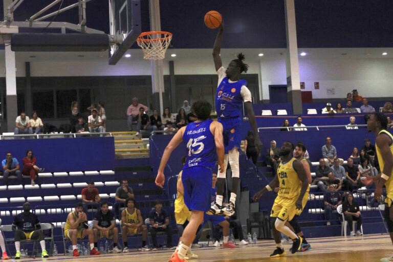 Jugador del Melilla Ciudad del Deporte Enrique Soler realizando un mate en un partido de baloncesto.