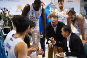 Entrenador y jugadores del Club Melilla Baloncesto en un tiempo muerto