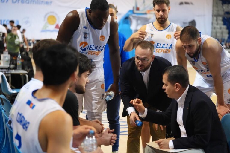 Entrenador y jugadores del Club Melilla Baloncesto en un tiempo muerto