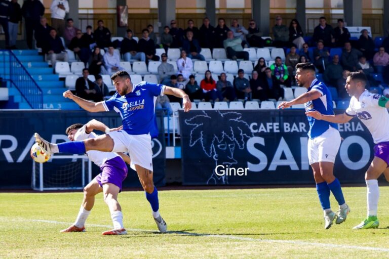 Jugadores de la U.D. Melilla en un partido de fútbol contra el Real Jaén.