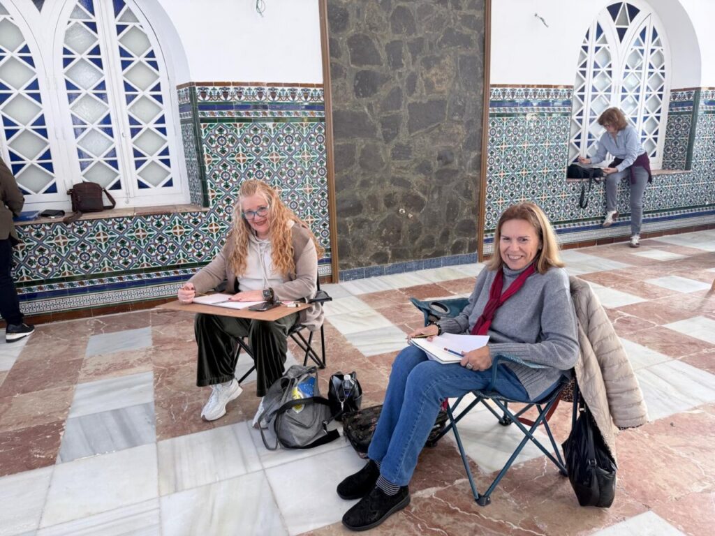Dibujantes de Urban Sketchers en el antiguo salón del té del Hospital Militar de Melilla