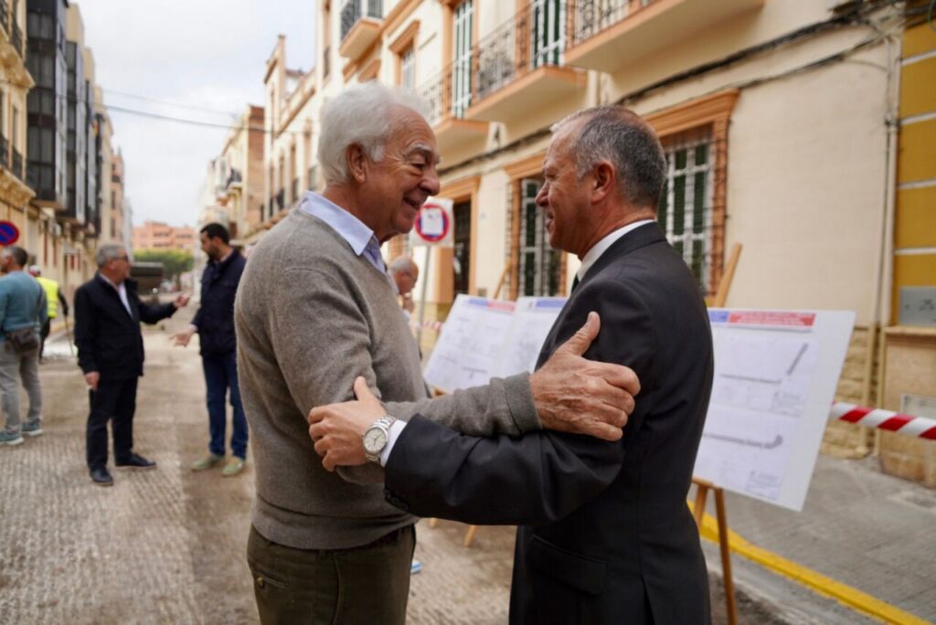 Dos hombres conversando en una calle de Melilla durante obras de mejora