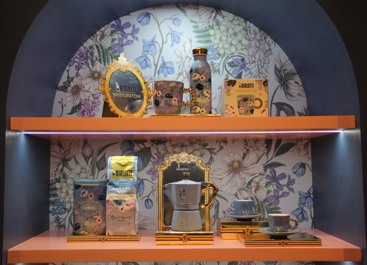 Exhibición de productos de café de la colección Bridgerton