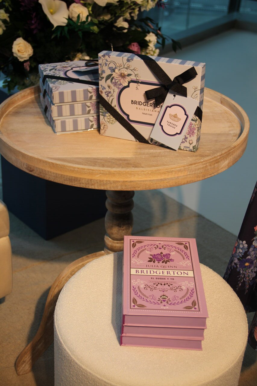 Libros de la serie Bridgerton en una mesa decorativa