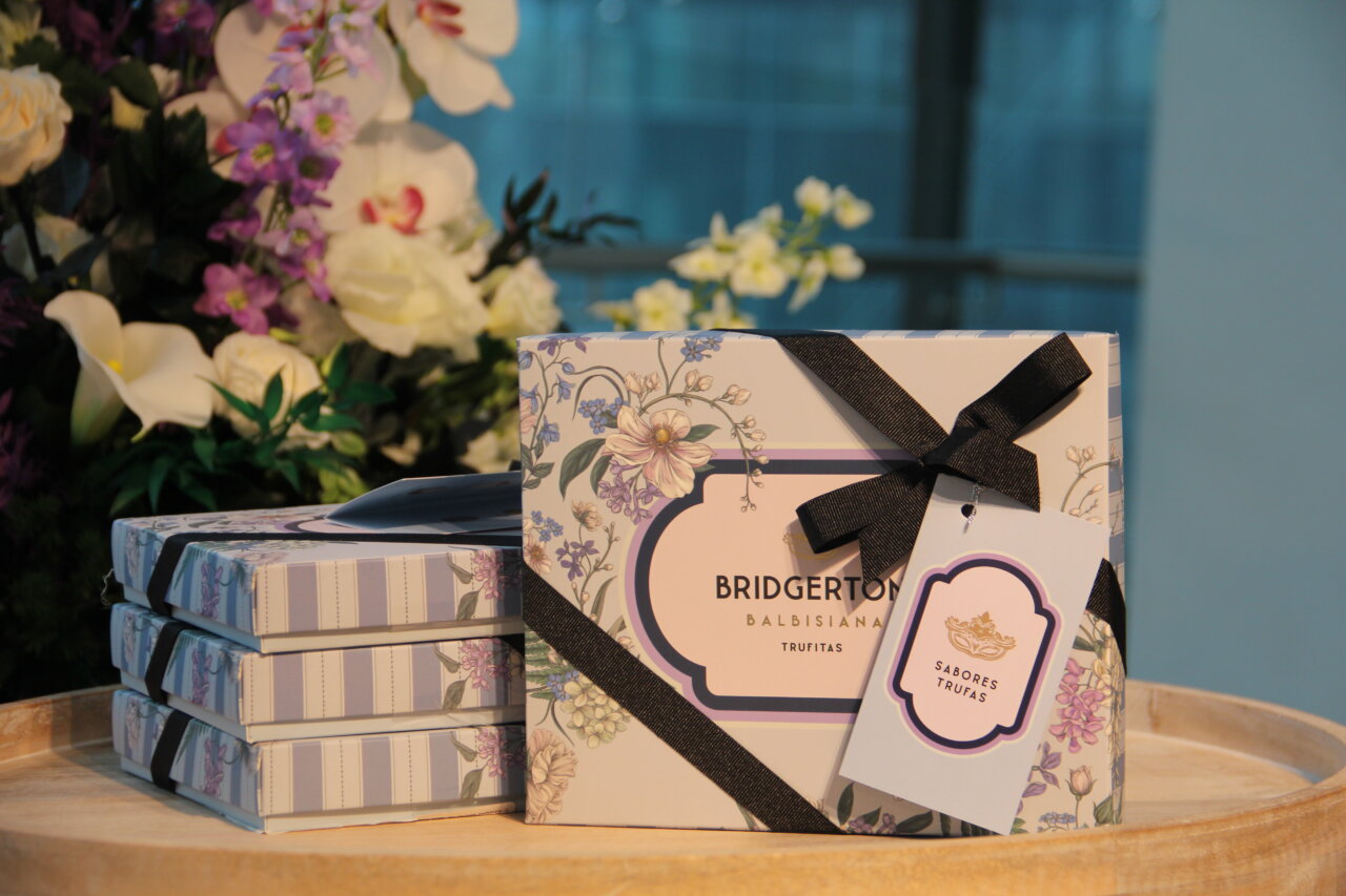 Caja de trufas Bridgerton decorada con flores