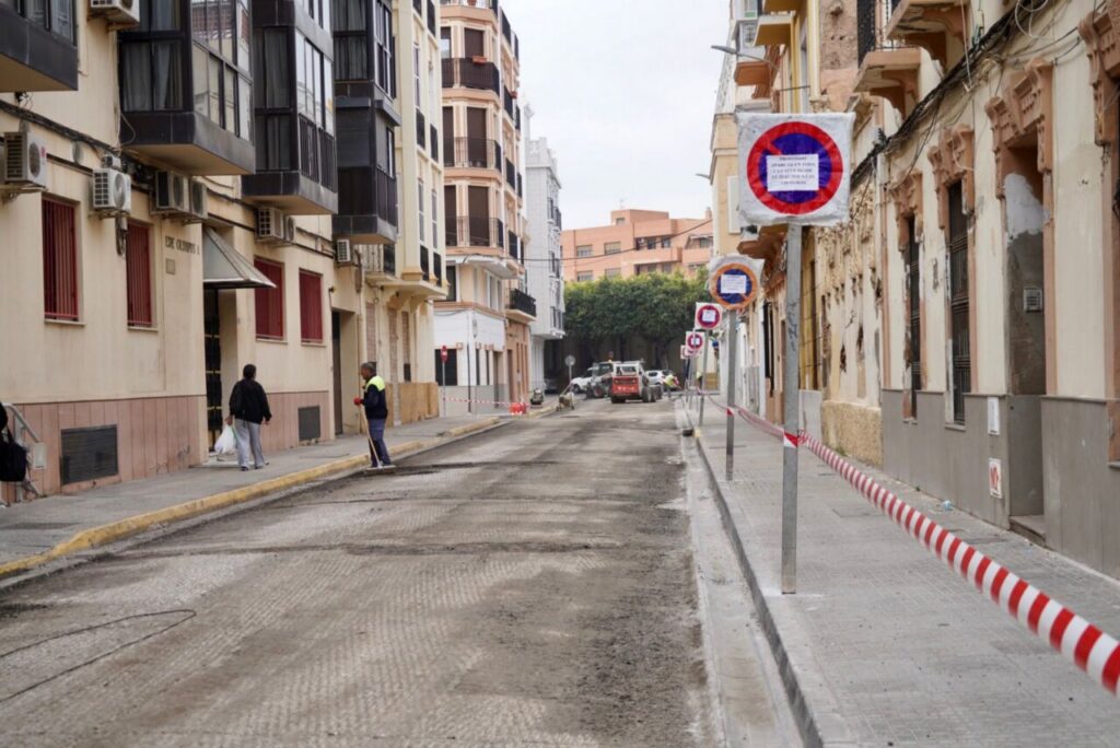 Obras de mejora en calles de Melilla con trabajadores y señalización