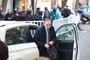El exministro Ábalos llegando a la Audiencia Nacional en un coche.