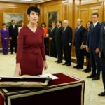 Elma Saiz hablando en un evento sobre pensiones y jubilados