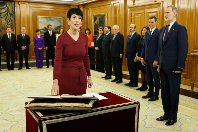 Elma Saiz hablando en un evento sobre pensiones y jubilados